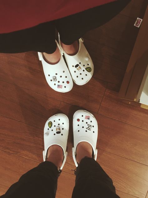 Jibbitz Crocs Ideas White, White Crocs Jibbitz Aesthetic, Crocs Jibbitz Ideas Women, Jibbitz Crocs Ideas, How To Style Crocs, Big Lil Gifts, Yellow Crocs, Crocs Aesthetic, Styling Crocs