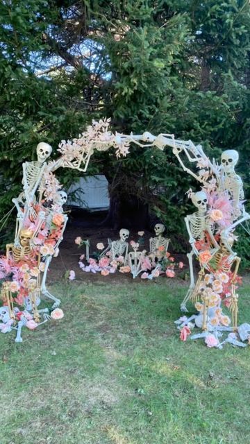 Party City on Instagram: "Mix zen with the undead! 💀🌼 @thecreativegeneri shows you how to create a glam skeleton arch for your yard." Halloween Arch Outdoor, Pretty Outdoor Halloween Decor, Creepy Party Ideas, Diy Girly Halloween Decor, Pink Outdoor Halloween Decor, Skeleton Halloween Party, Skeleton Decorations Indoor, Skeleton Archway, Halloween Photo Backdrop Diy