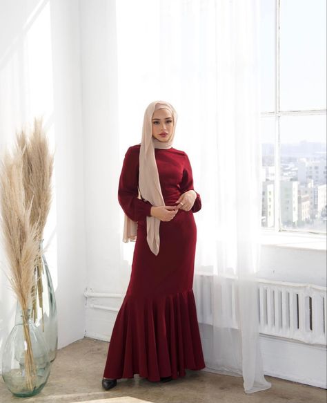 Red Hijab Outfit, Batul Bazzi Outfits, Long Red Skirt Outfit, Red Dress Hijab, Batul Bazzi, Outfit Hijab Ideas, Red Skirt Outfits, Red Hijab, Hijabi Dresses