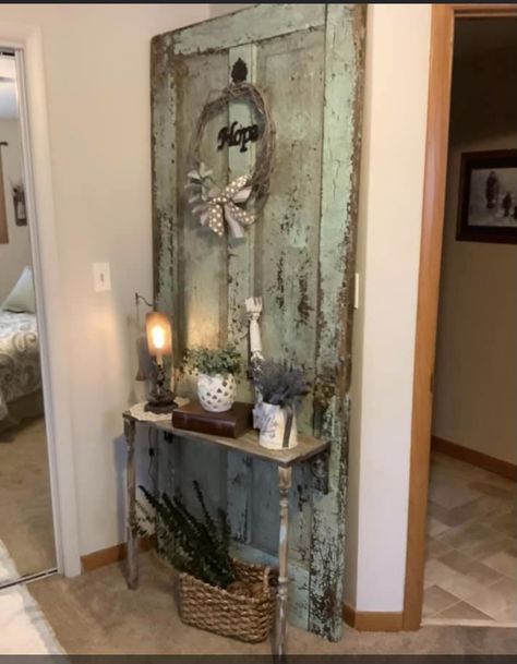 Old Farm Doors Ideas, Old Door Decorating Ideas, Vintage Doors Repurposed, Entry Door Decor, Old Door Decor, Old Door Projects, French Painted Furniture, Rustic Vintage Decor, Diy Rustic Home