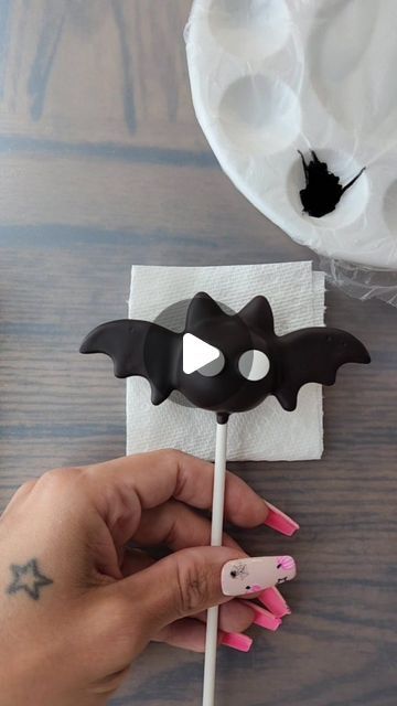 Cake Pops Halloween Easy, Bat Cake Pops, Ghost Cake Pops, Cake Pops Halloween, Halloween Cakepops, Ghost Cake, Halloween Cake Pops, Halloween Tutorial, Mini Dessert