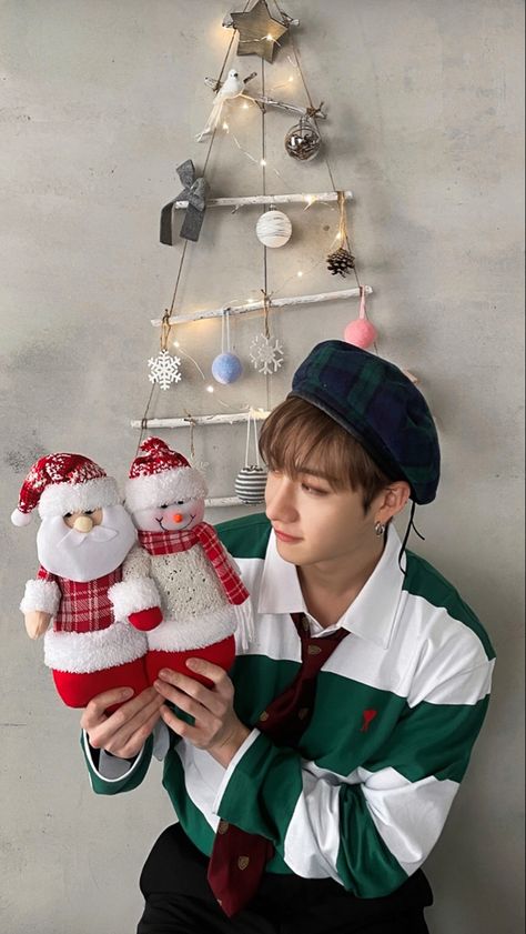 Kids Christmas Wallpaper, Stray Kids Christmas Wallpaper, Wallpaper Profile Picture, Stray Kids Christmas, Wallpaper Profile, Profile Picture Pfp, Kpop Diy, Stray Kids Chan, Korean K Pop