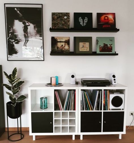 Turn Table Setup, Vinyl Display Ideas, Vinyl Record Furniture, Vinyl Shelf, Vinyl Record Display, Vinyl Display, Vinyl Room, Hypebeast Room, Record Room