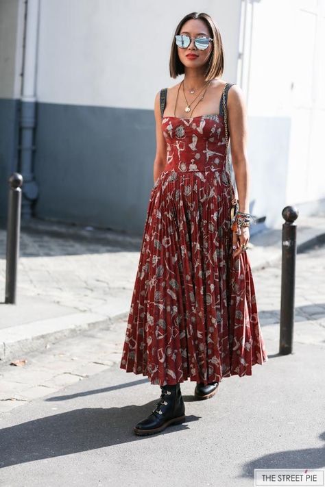 Long Dress With Boots, Dresses With Boots, Couture Dior, Looks Hippie, Winter Nyc, Boho Mode, Estilo Hippie, Mode Boho, Bohol