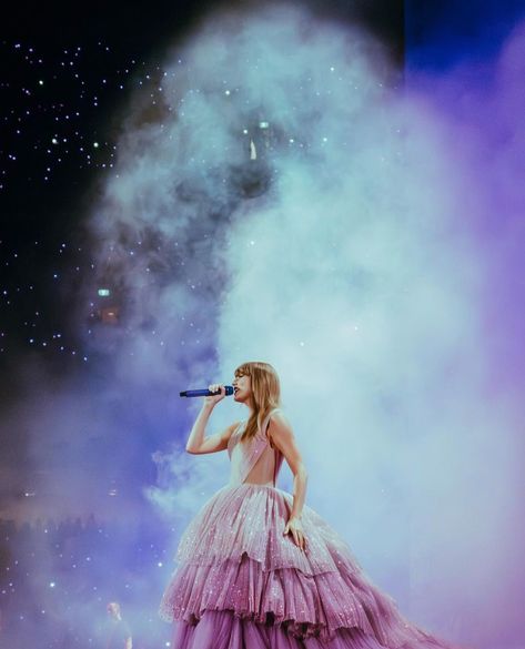 Bookmarks / X Lover Reputation, Mark My Words, Taylor Swift Drawing, Taylor Guitar, Swift Wallpaper, 90s Trends, Taylor Swift Speak Now, Red Tour, Swift Photo