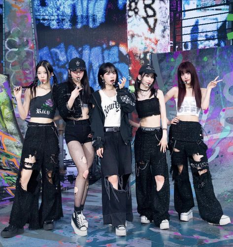 Le Sserafim Ot5 Icon, Kpop Dance Outfits, Le Sserafim Ot5, Black And White Wallpaper Iphone, Emo Outfits, Kpop Outfits, Stage Outfits, Korean Outfits, Kpop Girl Groups