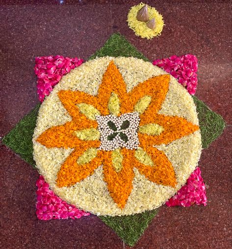 These are various designs of Pookkalam or flower rangoli used during 10 days of Onam celebrations. Onam Decoration, Pookkalam Designs, Simple Pookalam, Fest Decor, Kathakali Face, Onam Pookalam Design, Onam Kerala, Navratri Rangoli, Onam Pookalam