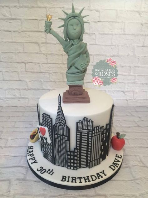 Couldn’t think of anything different to do for a New York cake so went for skyline and Statue of Liberty. This is the first time I’ve used this stencil and it’s worth its weight in gold! Statue Of Liberty Cake, Travel Cakes, New York Theme Party, Nyc Cake, Usa Cake, New York Cake, New York Statue Of Liberty, Piano Cakes, City Party