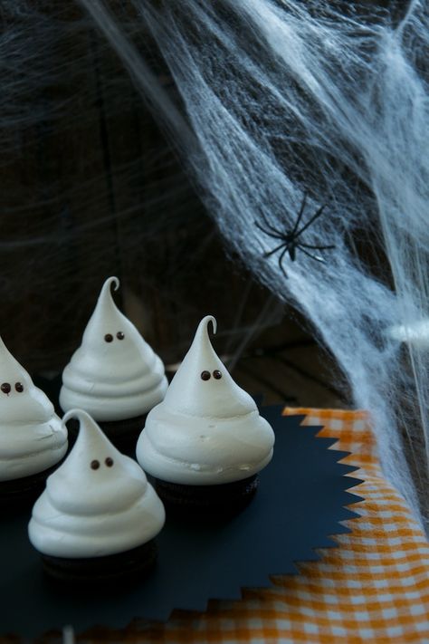 Especial Halloween: fantasmitas de merengue y Oreo October Wedding, Meringue, Oreo, Read More, Yummy Food, Internet, Halloween