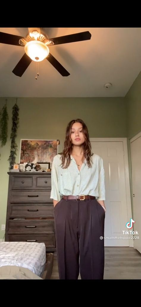 Brown Trousers Outfit Aesthetic, Brown Slacks Outfit, Dark Academia Fashion Casual, Brown Pants Outfit For Work, Brown Trousers Outfit Women, Black Slacks Outfit, Pleated Pants Outfit, Trousers Women Outfit, Pant Outfits For Women