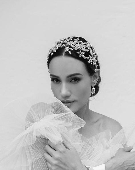 Maria Elena Bridal on Instagram: “An intricate bridal moment 💕 Our Roma headpiece creates an effortless detailed look that draws the eye beautifully ✨ Gown: @alonlivnewhite…” Bridal Shoots, Bridal Accesories, Photo Posing, Headpiece Accessories, Trendy Bride, Maria Elena, Bride Headband, Chic Brides, Fashion Art Photography