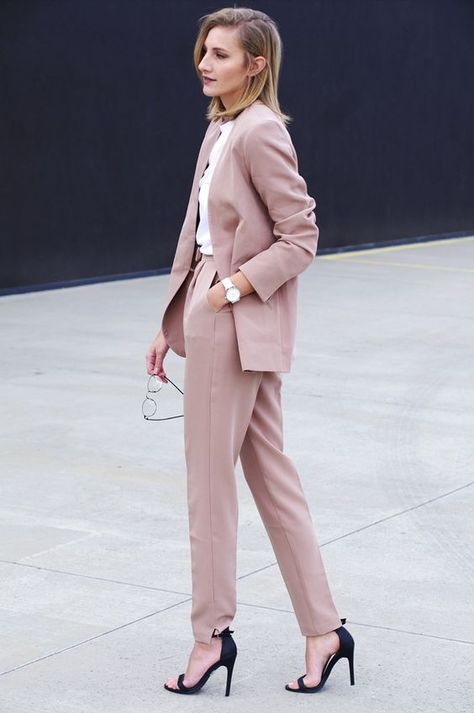 03 a dusty rose pantsuit, black heels and a white shirt for a girlish work look - Styleoholic Womens Power Suit, Suits And Sneakers, Womens Suits Business, Rock Outfit, Minimal Classic, Pink Suit, Looks Street Style, Professional Attire, Business Outfit