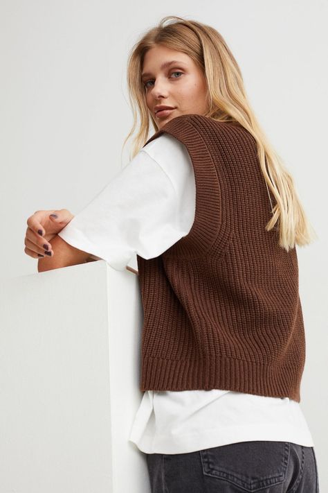 Knit Vest Outfits For Women, Brown Vest Outfit, Knit Vest Outfit, Sweater Vest Outfit, Brown Vest, Autumn Wardrobe, Lady Grey, Perfect Wardrobe, Vest Outfits