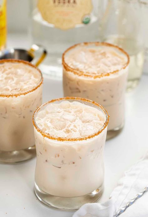 Naughty White Russian Cinnamon Cocktails, Classic White Russian Recipe, White Russian Drink, White Russian Recipe, Colada Drinks, Cocktails Made With Vodka, Cocktails Christmas, New Years Eve Drinks, White Russian Recipes