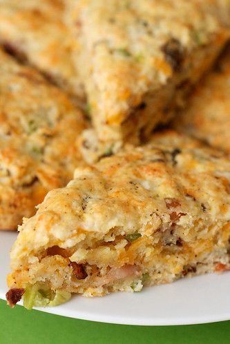 Bacon Cheddar Scones, Cheddar Scones, Breakfast And Brunch, Favorite Meals, Bacon Cheddar, Think Food, Snacks Für Party, Scone Recipe, Slow Food