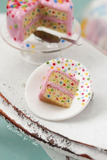 Minifood - Funfetti Cake Brooch | Cake made out of polymer c… | Flickr Clay Birthday Cake, Mini Bakery, Clay Cake, Polymer Clay Cake, Mini Clay, Miniature Stuff, Barbie Diorama, Tutorial Ideas, Miniature Cake