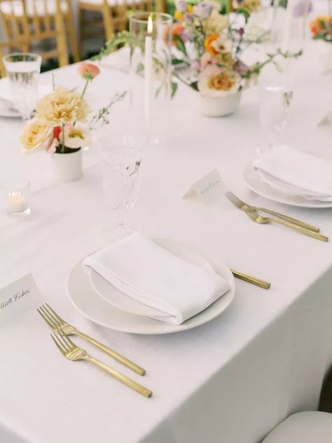 White Plates Table Setting Wedding, Simple White Table Setting, Simple Place Settings Wedding, Simple Wedding Place Settings, Simple Place Settings, White Reception Table, White Place Setting, Sewanee Tennessee, Wedding Table Place Settings