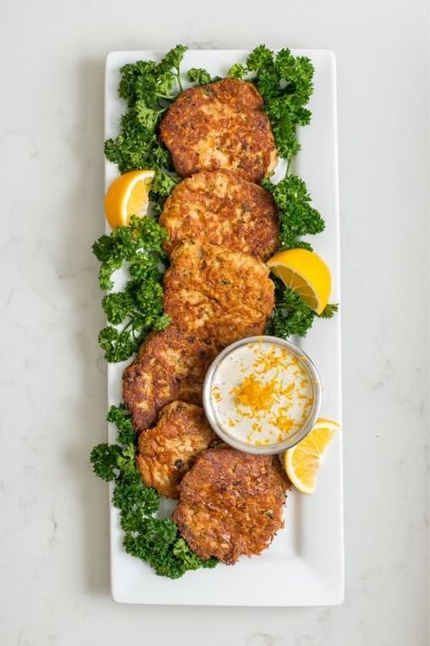 These tuna cakes are made with onion and herbs, and they're drizzled with a delicious lemon aioli sauce. #HealthyTunaRecipes #Diet #Recipes Keto Tuna Cakes, Low Fat Diet Recipes, Healthy Tuna Recipes, Lemon Dip, Keto Tuna, Healthy Low Fat Recipes, Tuna Patties, Aioli Sauce, Low Fat Dinner