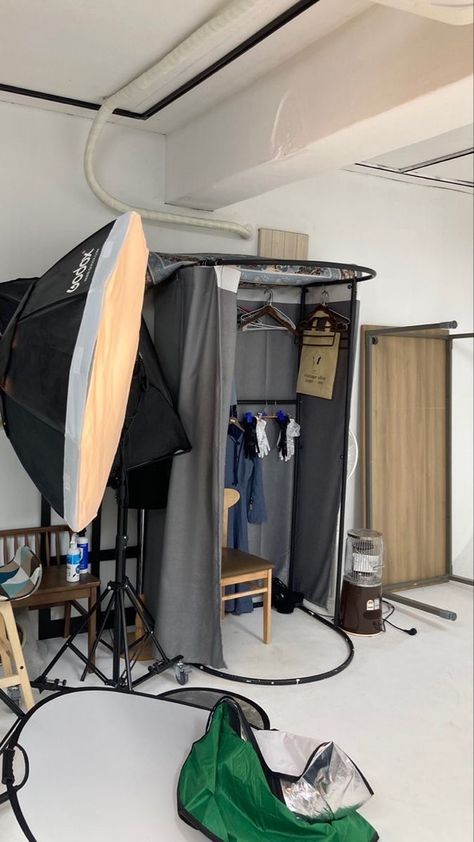 Life In Usa, Studio Lighting Setups, Photo Booth Business, Home Photo Studio, Home Studio Photography, Fashion Dream Job, Home Studio Setup, Clothing Studio, Behind The Screen