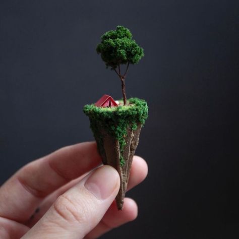 Enchanting Miniature Landscapes Appear to Float in Mid-Air Tiny Landscape, Floating Islands, Teacup Crafts, Miniature Landscape, Bff Gifts Diy, Tiny World, Encaustic Art, Big Art, Miniature Houses