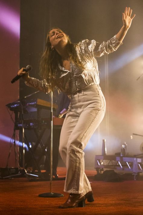 Maggie Rogers Performing at The Astor Theatre on May 21, 2019 Folk Singer Aesthetic, Lead Singer Outfit Female, Maggie Rogers Style, Maggie Rogers Concert Outfit, Maggie Rogers Aesthetic, Performing Aesthetic, Performer Aesthetic, Maggie Rogers, Colorful Jumpsuit