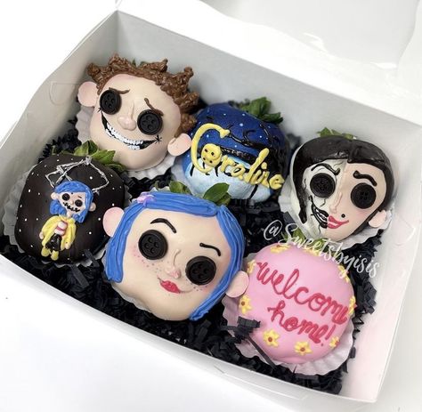 Coraline Strawberries, Chucky Themed Chocolate Covered Strawberries, Coraline Chocolate Covered Strawberries, Coraline Themed Snacks, Coraline Treats, Horror Chocolate Covered Strawberries, Jack Skellington Chocolate Covered Strawberries, Halloween Chocolate Covered Strawberries, Chocolate Covered Desserts