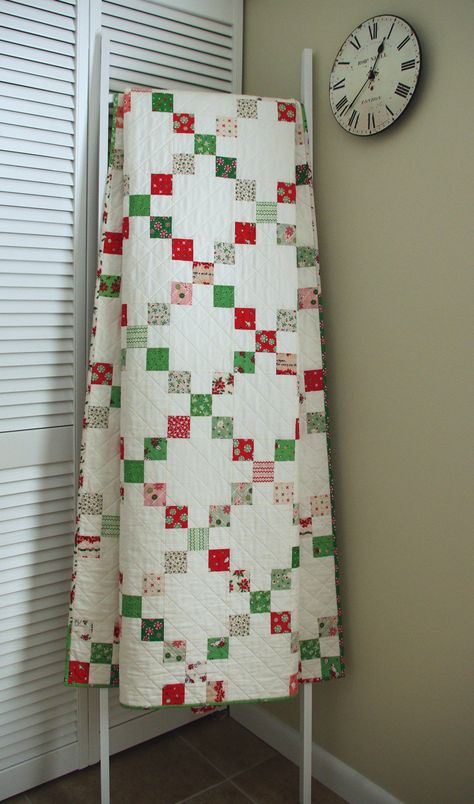 Christmas Irish Chain Quilt – Monday Morning Designs Irish Chain Quilt Pattern, Christmas Quilting Projects, Christmas Quilt Blocks, Irish Chain Quilt, 9 Patch Quilt, Mini Quilt Patterns, Christmas Quilt Patterns, Quilt Care, Blog Art