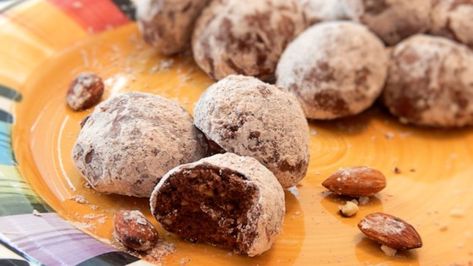 Chocolate Snowball Cookies Recipe, Chocolate Snowball Cookies, Mexican Chocolate Cookies, Snowball Cookie, Vintage Desserts, Chocolate Snowballs, Snowball Cookie Recipe, Spicy Chocolate, Mexican Wedding Cookies