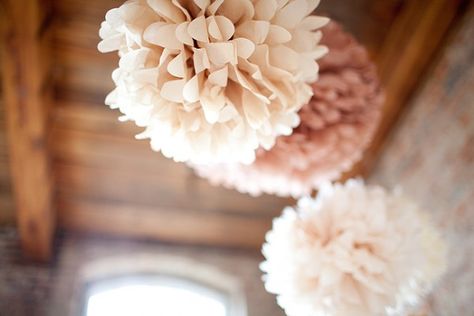 Fabriquer des pompons en papier de soie pour moins d'un euro le pompon | Mademoiselle Dentelle Diy Decoracion, Travel Diy, Paper Hearts, Décor Diy, Wedding Invitations Diy, Diy Makeup, Wedding Deco, Diy Dog Stuff, Diy Party