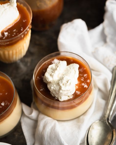 Vegan Salted Caramel Pudding, Salted Caramel Custard, Caramel Pudding Aesthetic, Pudding Appetizer, Salted Caramel Dessert, Salted Caramel Pudding, Caramel Pudding Recipe, Salted Caramel Desserts, Cook Desserts