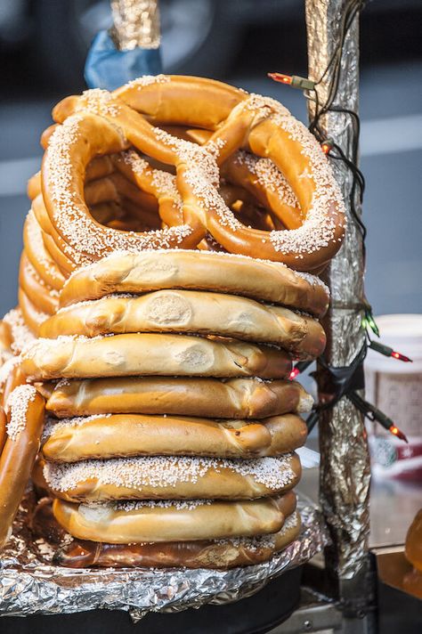 Pretzel at a street stand in New York. If you're visiting NYC, you must try these 20 foods in New York City! #NYC Eat In New York City, Food Bucket List, Breakfast Hotel, New York Trip, Trip To New York City, New York City Vacation, Voyage New York, New York Food, Trip To New York