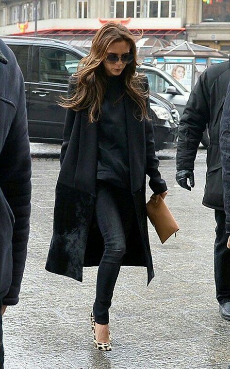 Total black outfit Victoria Beckham Outfits, Victoria Beckham Style, Victoria Fashion, Woman In Black, Casual Chique, Moda Chic, Cooler Look, Olivia Palermo, Miranda Kerr