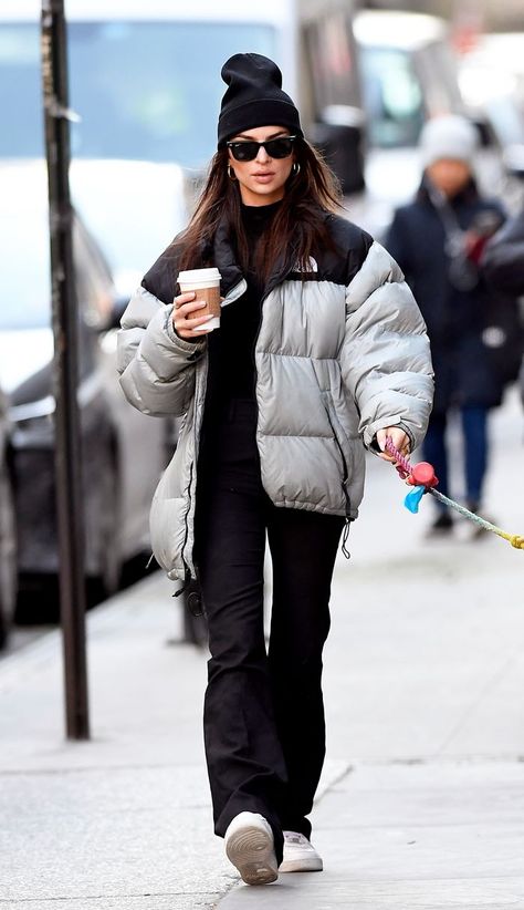 Emily Ratajkowski | This iconic celebrity casual outfit, will help inspire your everyday on trend wardrobe and help you step out in style this season. North Face Jacket Outfit, Mode Converse, Stile Kendall Jenner, Puffer Jacket Outfit, 00s Mode, Tom Boy, North Face Puffer Jacket, Celebrity Casual Outfits, Look Adidas