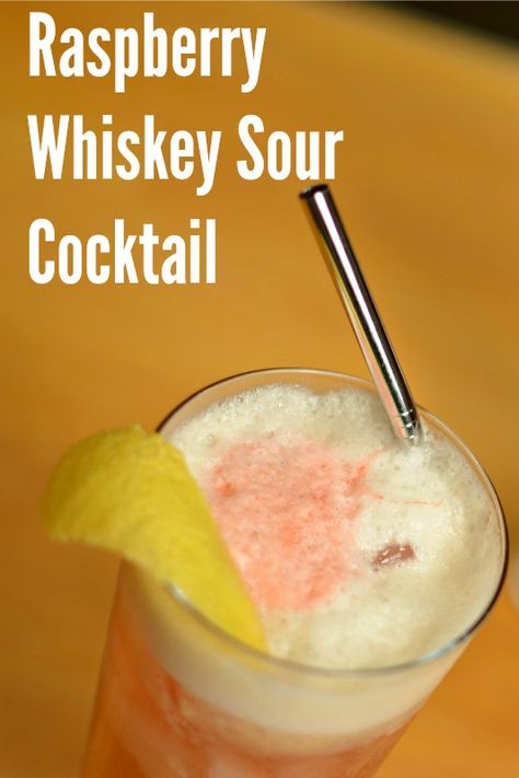 Raspberry Whiskey Sour, Raspberry Sour Cocktail, Raspberry Drink, Cocktail Recipes Whiskey, Cocktail Names, Whiskey Cocktail, Raspberry Liqueur, Sour Cocktail, Fancy Cocktails