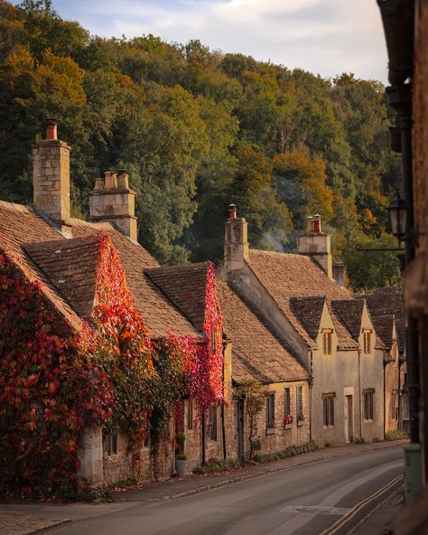 The prettiest Cotswolds villages to visit this autumn ⬇️✨🕯️🍂 Comment COTSWOLDS for my free ultimate Cotswolds travel guide 🍁🍂 Castle Combe Bibury Stow-on-the-Wold Snowshill Broadway Bourton-on-the-water Lacock Village 📍 The Cotswolds, England #england #visitengland #lovegreatbritain #visitbritain #thecotswolds #wiltshire #autumnaesthetic #autumnvibes #fallvibes #darkacademia #darkacademiaaesthetic #englishvillage #villagelife #darkaesthetic #uktravelblogger #uktravelguide #prettiestvill... The Cotswolds England, Bourton On The Water, Cotswold Villages, Cotswolds England, Castle Combe, English Village, Visiting England, St Albans, The Cotswolds