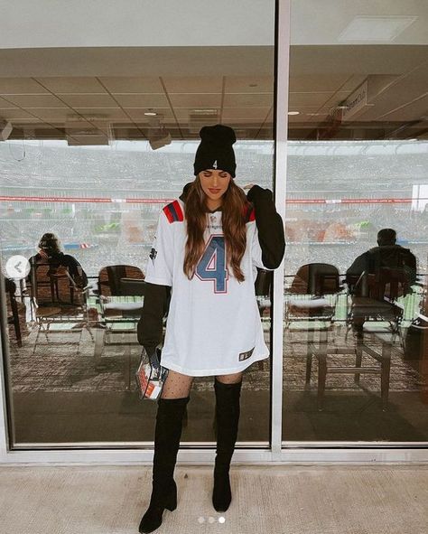 Cold Game Day Outfit Football, Jersey Dress Outfit, Hockey Game Outfit, Hockey Outfits, Football Jersey Outfit, Oversized Jersey, Game Outfit, Comfy Casual Outfits, Football Game Outfit