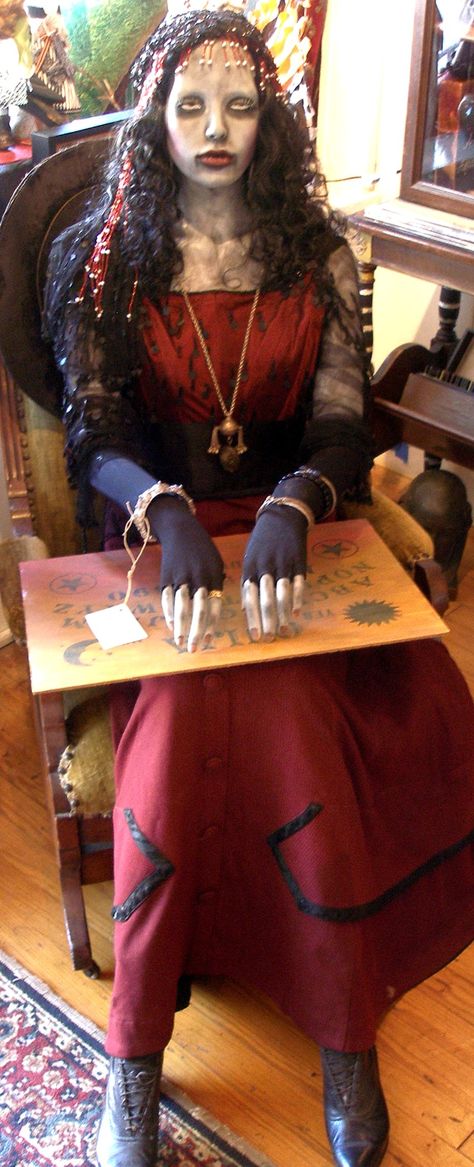 Fortune Teller Make A Haunted House, Haunted Carnival, Creepy Carnival, Halloween Circus, Halloween Props Diy, A Haunted House, Halloween 2016, Halloween Decorations Indoor, Halloween 2018