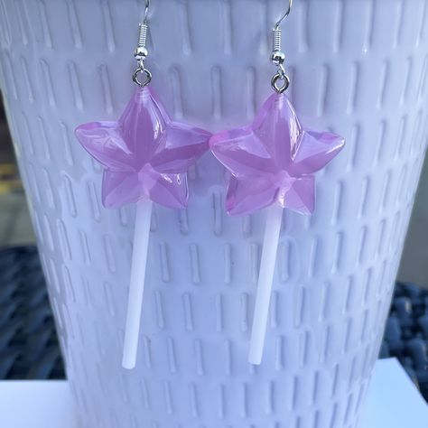 Sweet purple star lollipop earrings 🍭 these statement earrings come on silver plated hooks, perfect novelty gift or for someone who loves quirky or kawaii style jewellery. Please take a look 👀 at my other cute earrings and gifts https://hilarysgifts.etsy.com    Please use code SAVE10 when purchasing 5 items from my store for 10% off Star Lollipops, Lollipop Earrings, Pastel Goth Outfits, Goth Clothes, Novelty Earrings, Purple Star, Quirky Jewelry, Funky Earrings, Fake Bake