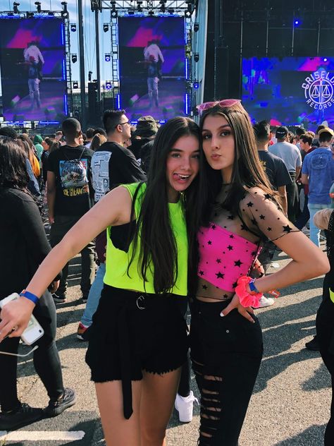 neon concert outfit Neon Green Concert Outfit, Dua Lipa Concert Outfit Ideas, Concert Outfit Colorful, Neon Concert Outfit, Flo Rida Concert Outfit, Outfit Neon Party Night, Concert Duo Pics, Cute Concert Photos With Friends, Bff Concert Pictures