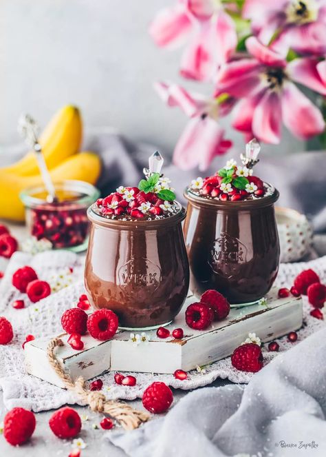 Chocolate Pudding with Avocado, Banana and Raspberries Raspberry Crumble Bars, Mexican Sweet Potatoes, Sweet Potato Pasta, Vegan Chocolate Pudding, Raspberry Crumble, Avocado Chocolate Pudding, Lemon Poppyseed Cake, Chocolate Pudding Recipes, Sweet Potato Skins