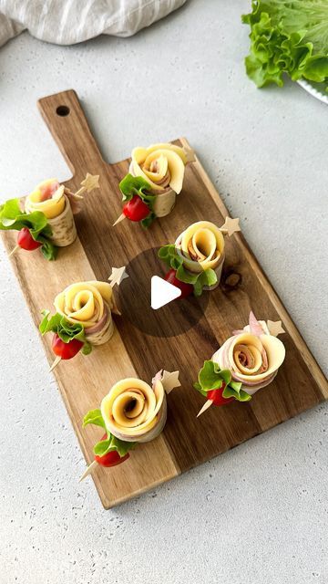 Ham And Cheese Tortilla Roses, Tortilla Canapes, Flower Shaped Appetizers, Ham Tortilla Roll Ups, Tortillas Roll Ups, Spring Day Ideas, Mini Pice, Wrap Appetizers, Cheese Finger Food