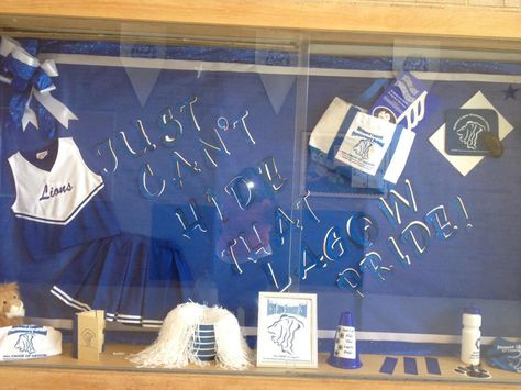 Display Case to represent school spirit High School Display Case Ideas, Elementary School Display Case Ideas, School Showcase Display Ideas, Back To School Display Case, School Display Case Ideas, School Display Case, Back To School Window Display, Display Case Ideas, Diy Display Case