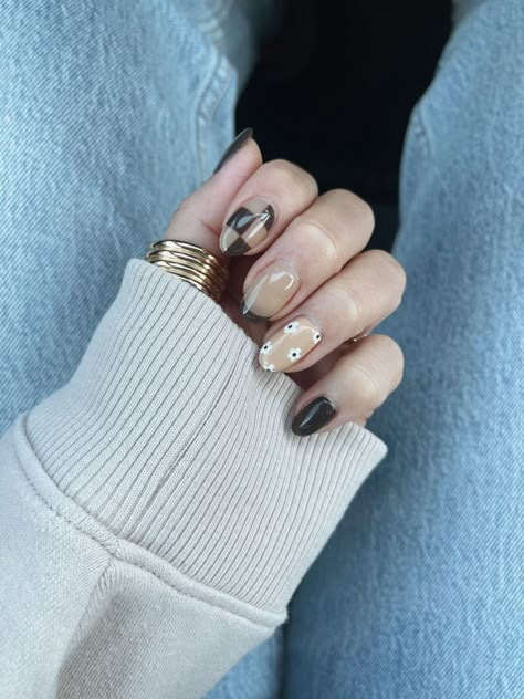 Brown aesthetic checkered nails minimal Fall Nails Checkered Design, Brown And White Checkered Nails, Trendy Fall Nails Checkered, Brown Nails Design Checkered, Brown And Tan Checkered Nails, Checkered Nail Art, Checker Nails, Diy Gel Manicure, Brown Checkered