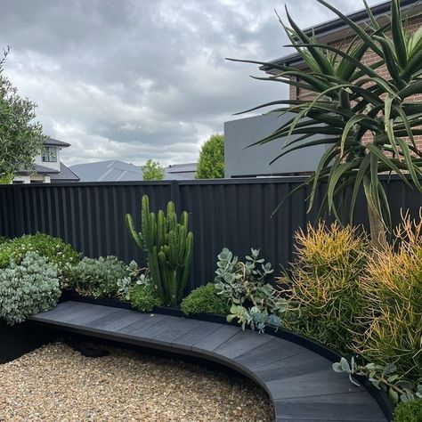 FCG LANDSCAPING on Instagram: "Floating millboard bench seating with built in planter 🌵" Built Garden Seating, Floating Garden Bench, Built In Garden Bench Seating, Built In Garden Seating, Brick Planter, Garden Bench Seating, Planter Bench, Flower Bed Designs, Floating Garden