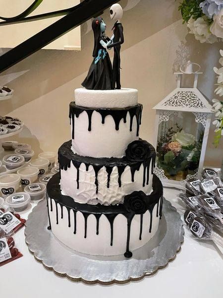 Nightmare Before Christmas Wedding Cakes, Black And White Wedding Cake Elegant, Gothic Wedding Cake Ideas, Nightmare Before Christmas Wedding Cake, Jack And Sally Wedding Cake, Tim Burton Wedding Theme, Hallowedding Cake, Bat Wedding Cake, Goth Wedding Cake Toppers