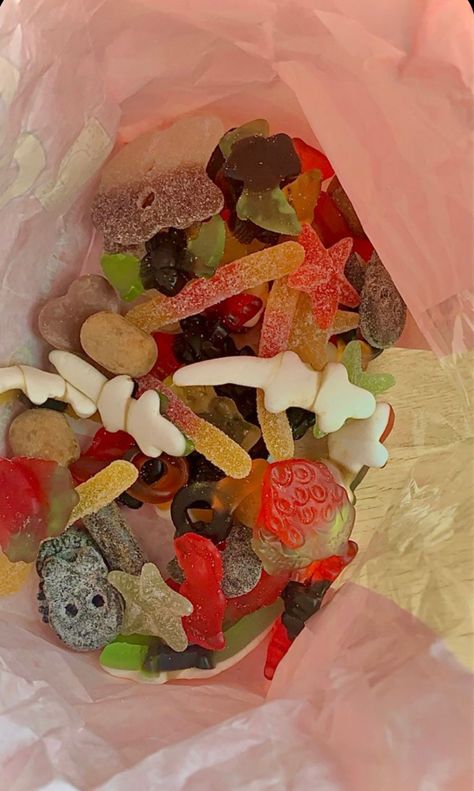 Delicious Food Image, Sleepover Food, Pescatarian Recipes, Food Drink Photography, Sour Candy, Candy Desserts, Snap Food, Cooking Recipes Desserts, Gummy Bears