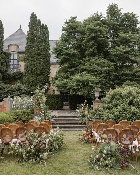 A lush and full ceremony against the most beautiful backdrop. We loved how organic and monochromatic this design felt while still making a big impact. . . . Photo: @taralynnlawtonphoto Venue: @greencrest_manor Host planner, designer & florist: @kalebnormanjames Host planner & designers: @smithjamesevents & @lauren.smithjamesevents Host videographer: @ourstorycreative Host photographers: @amandakphotoart & @tecpetaja Paper goods: @greyandcake Decorative signage: @shopstatuette Rentals: @gig... Stonebridge Manor Arizona, Greencrest Manor, Vogue Weddings, Seattle Wedding, Beautiful Backdrops, Planner Design, Wedding Board, Paper Goods, Event Decor