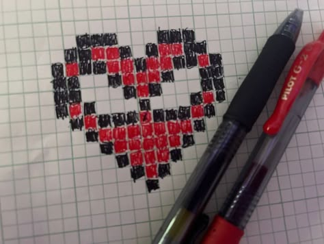 Spider Man Heart, Spiderman Heart, Spiderman Pixel Art, Man Heart, Heart Clay, Easy Graffiti Drawings, Spiderman Art Sketch, Graph Paper Drawings, Pixel Art Tutorial