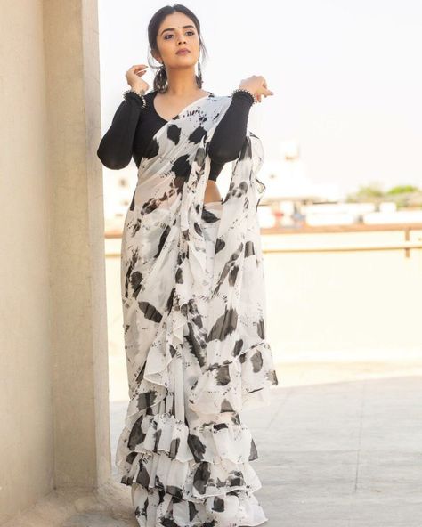 Blouse Designs Simple, Blouse Designs For Saree, Black And White Saree, Sarees Design, Stylish Pic, Simple Saree Designs, Indian Sari Dress, Oxidized Silver Earrings, Traditional Blouse Designs