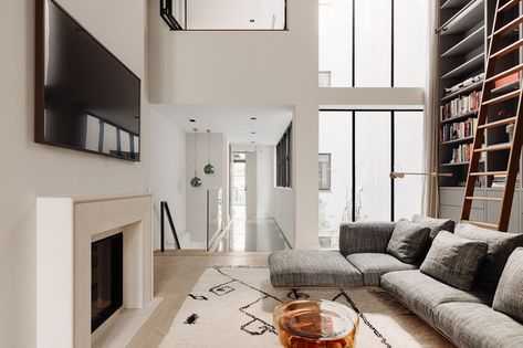 A Luxurious Amsterdam Canal House with High Ceilings 9 Amsterdam Townhouse, Modern Appartement, Amsterdam Houses, Amsterdam Canals, Canal House, Traditional Exterior, Cozy Fireplace, Eclectic Home, Modern Apartment